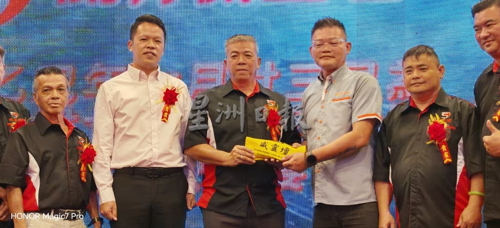 东:已签发:士满慕州议员陈俊广指出,9月末,政府将会落实针对性汽油补贴计划,预计85-90%的人民不会受影响