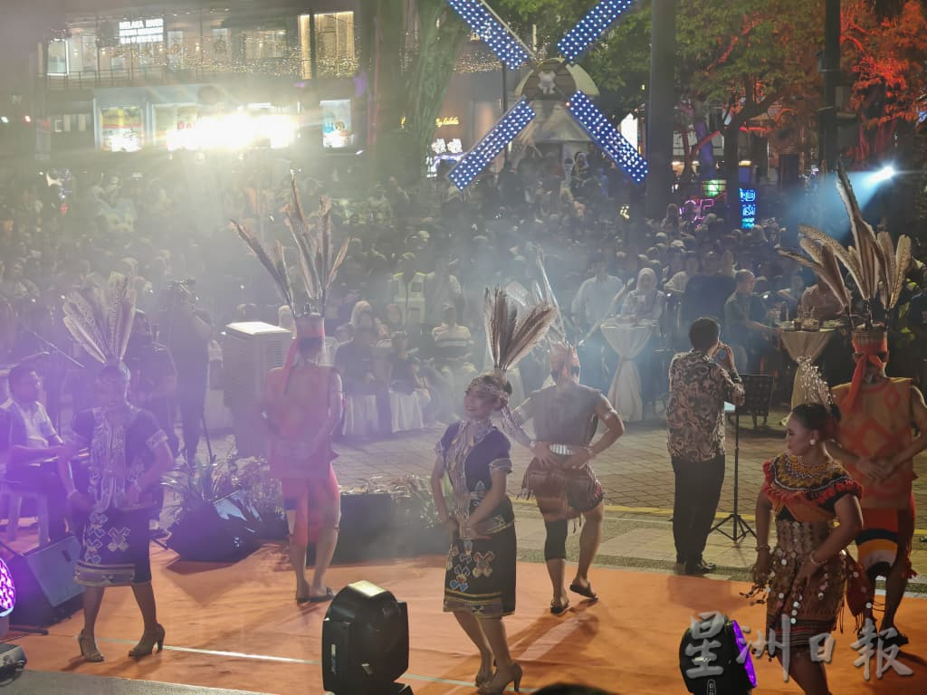 红屋区倒数活动 逾2万人庆大马日