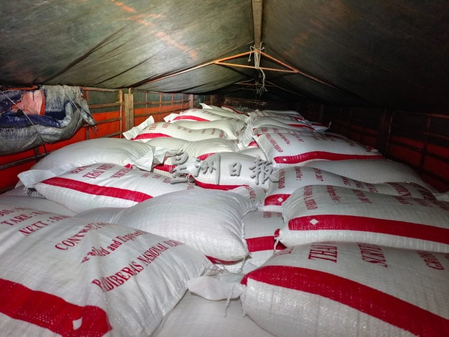 东(已签):普通行动部队今年1月1日至9月12日期间,在马泰边境破获108起走私米案件,查获338.3吨泰国米,价值约136万令吉。