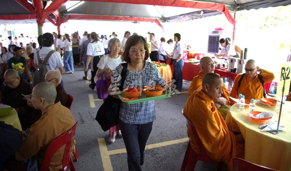大都会/沙登佛教会916供僧大会创纪录／4图