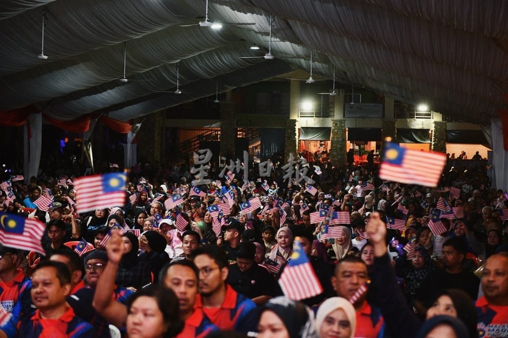 劳勿广场逾6000民众出席彭州大马日庆典。