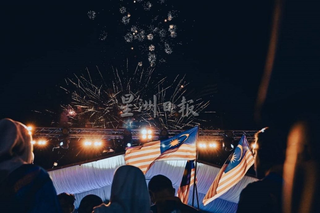 劳勿广场逾6000民众出席彭州大马日庆典。