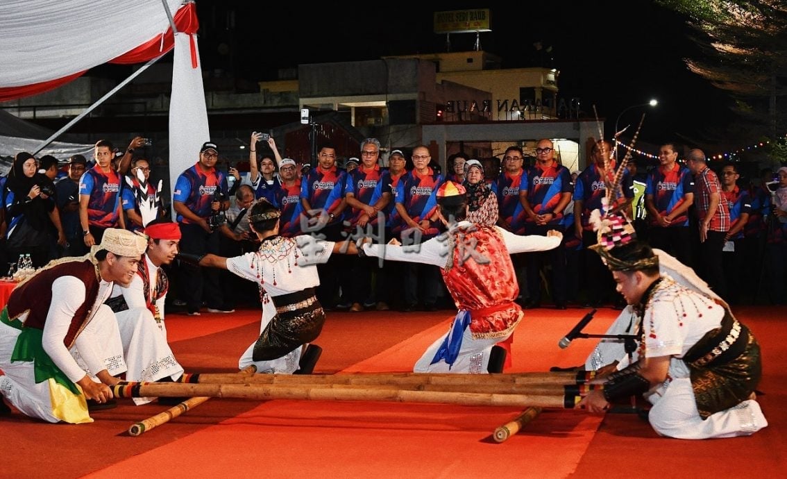 劳勿广场逾6000民众出席彭州大马日庆典。