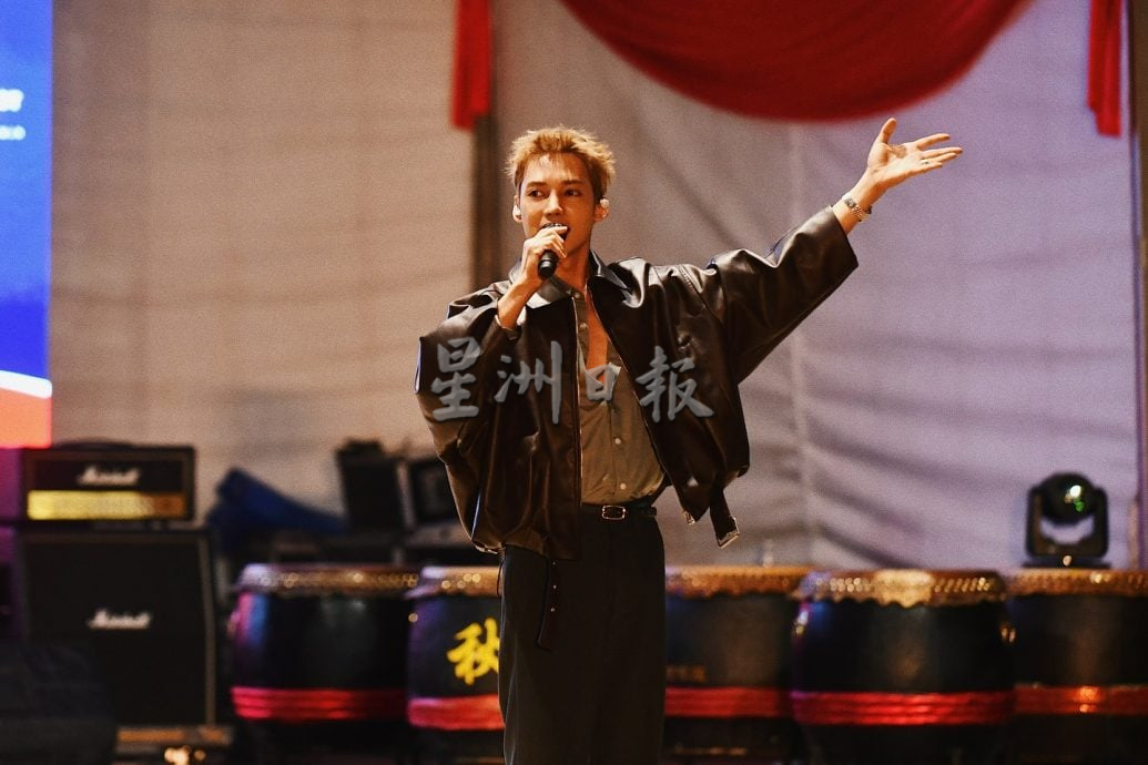 劳勿广场逾6000民众出席彭州大马日庆典。