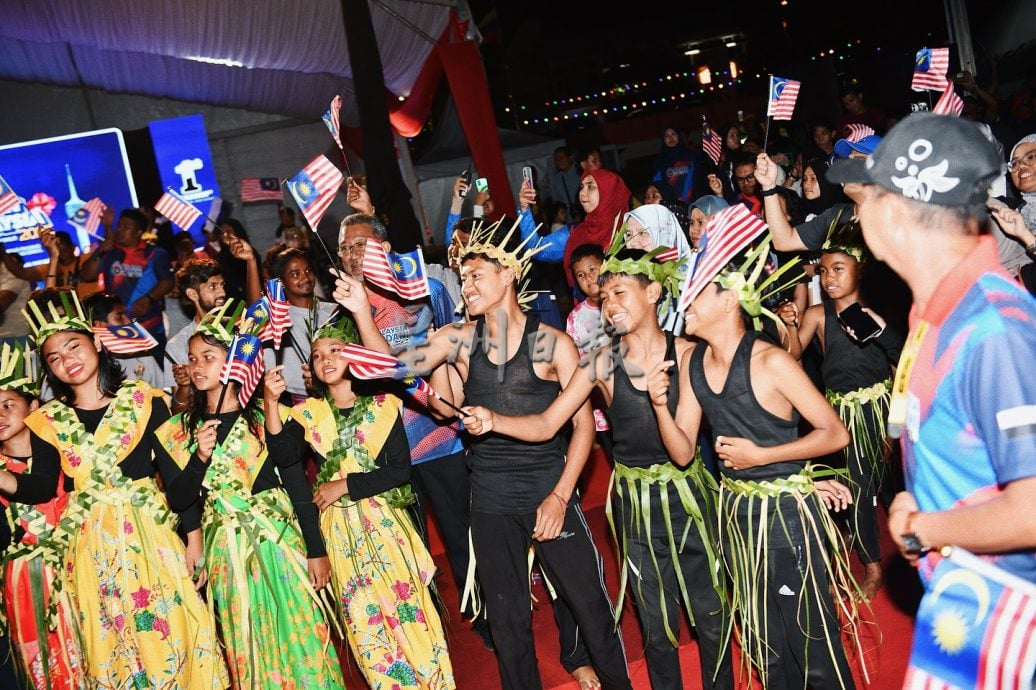 劳勿广场逾6000民众出席彭州大马日庆典。