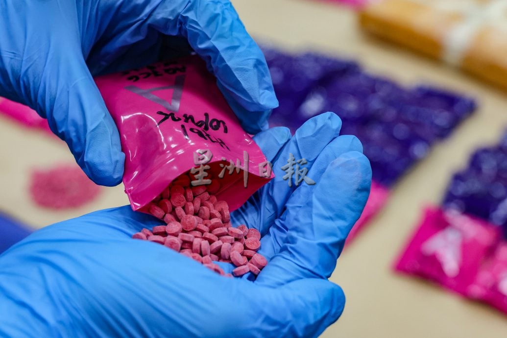 东(已签):丹警方上周展开突击行动逮捕3人,查获10万8000粒马丸及37公斤哥冬叶。