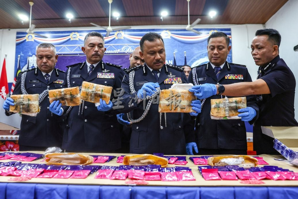 东(已签):丹警方上周展开突击行动逮捕3人,查获10万8000粒马丸及37公斤哥冬叶。