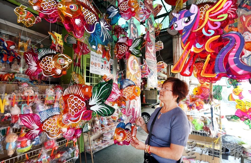 霹:封面主文∕传统手工与新潮造型齐亮相 缤纷灯笼迎中秋