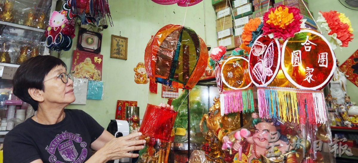 霹:封面主文∕传统手工与新潮造型齐亮相 缤纷灯笼迎中秋