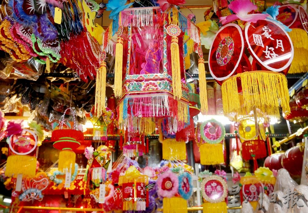 霹:封面主文∕传统手工与新潮造型齐亮相 缤纷灯笼迎中秋