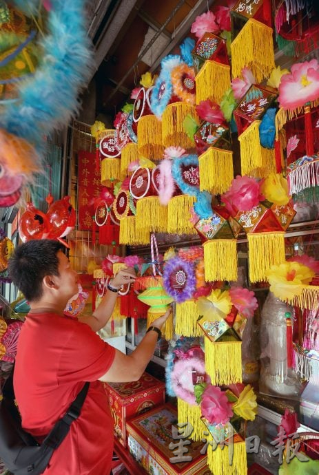 霹:封面主文∕传统手工与新潮造型齐亮相 缤纷灯笼迎中秋