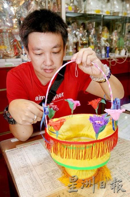 霹:封面主文∕传统手工与新潮造型齐亮相 缤纷灯笼迎中秋