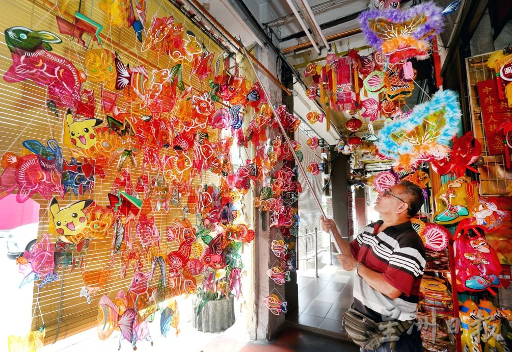 霹:封面主文∕传统手工与新潮造型齐亮相 缤纷灯笼迎中秋