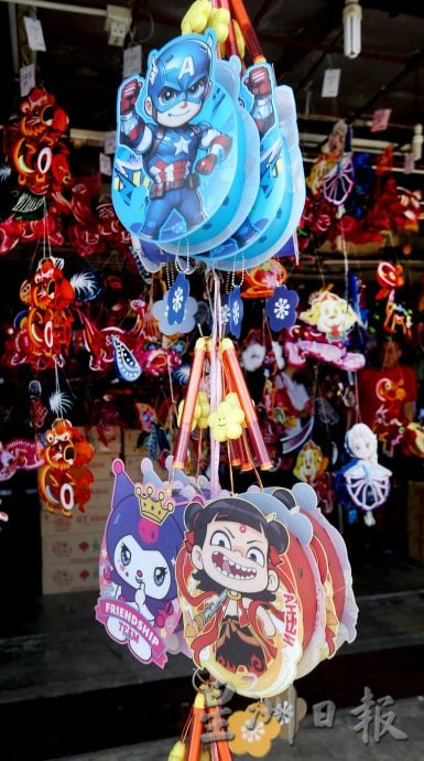 霹:封面主文∕传统手工与新潮造型齐亮相 缤纷灯笼迎中秋