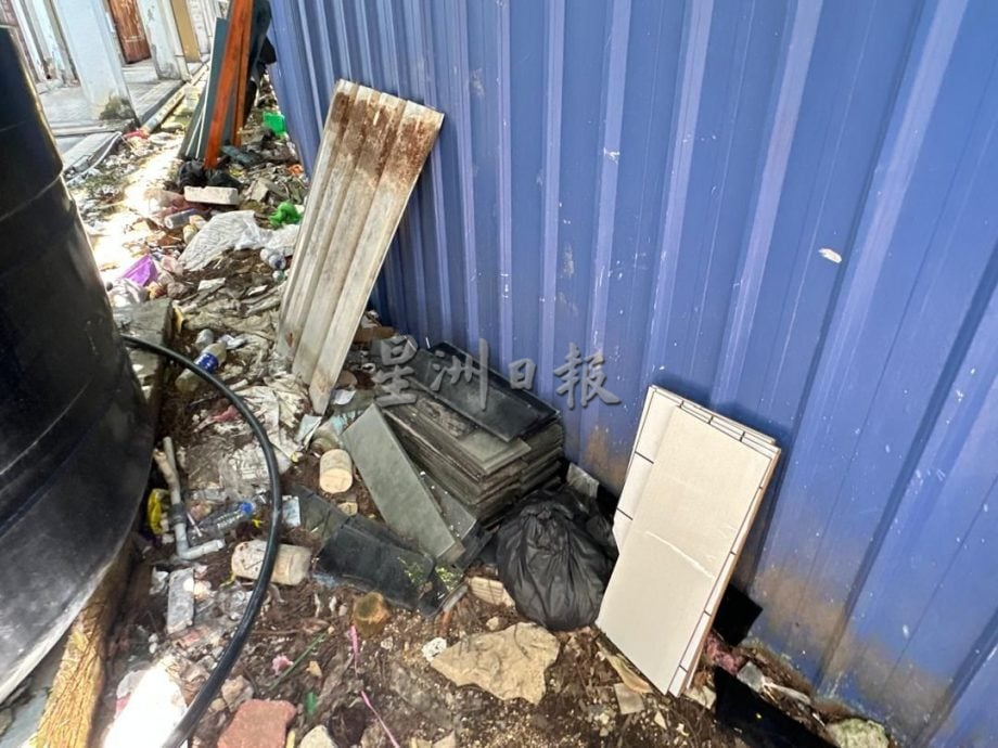 （古城第四版主文）峇章三角路后巷堆垃圾飘尿臭味