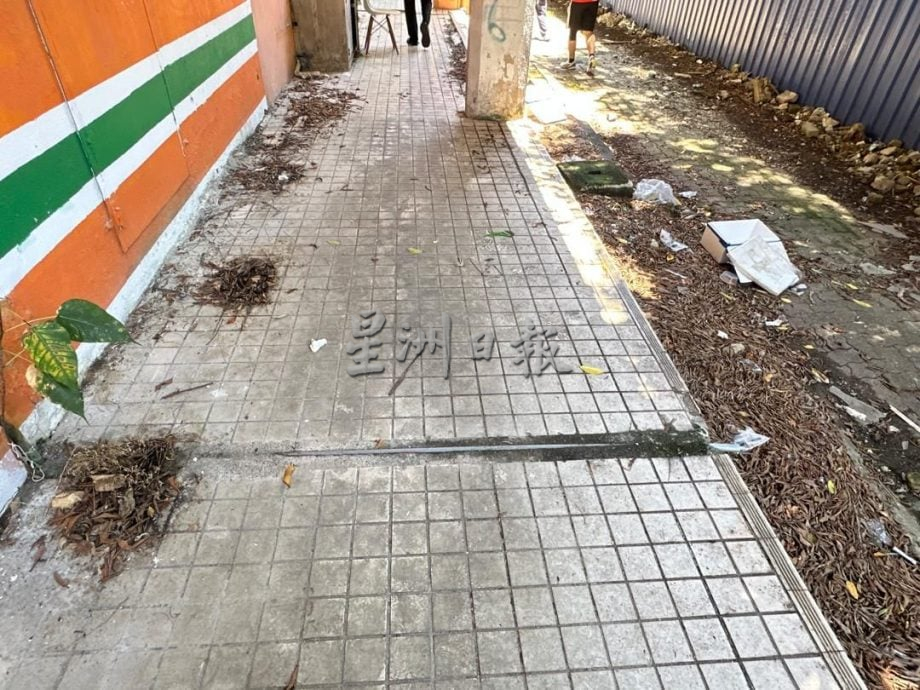 （古城第四版主文）峇章三角路后巷堆垃圾飘尿臭味