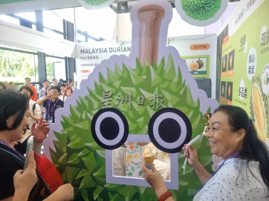 全国/18日下/东博会马来西亚馆 榴櫣 棕油冰淇淋受欢迎/6图/