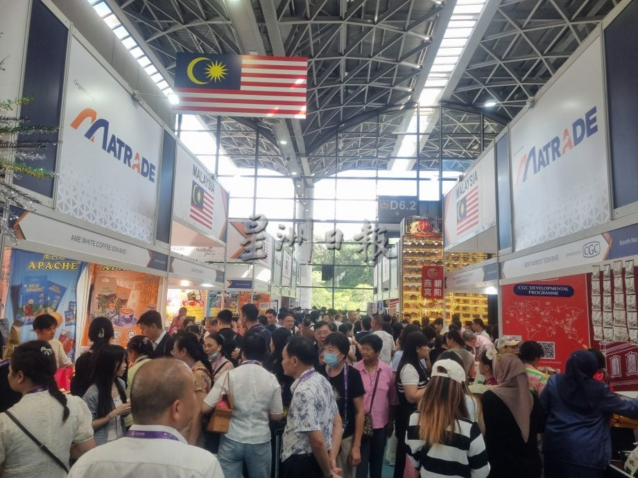 全国/18日下/东博会马来西亚馆 榴櫣 棕油冰淇淋受欢迎/6图/