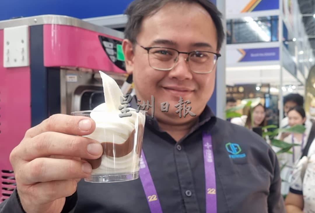 全国/18日下/东博会马来西亚馆 榴櫣 棕油冰淇淋受欢迎/6图/