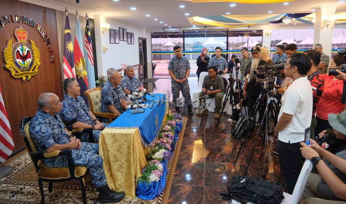 全(已签发):“大黄蜂”战机事故起因确定是鸟击