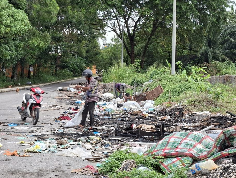 大都会3/100公尺长非法垃圾,占据马路变单向道/3图