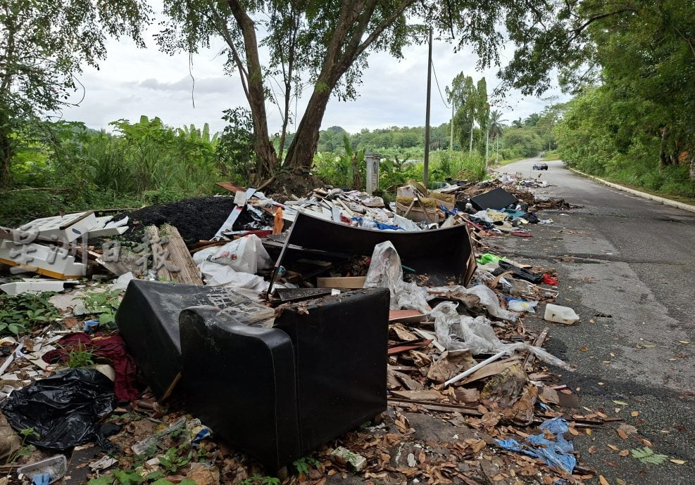 大都会3/100公尺长非法垃圾,占据马路变单向道/3图