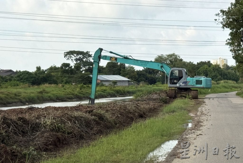 (古城封面主文)吉里望水闸门口成“绿色植物海”·民忧引发水灾
