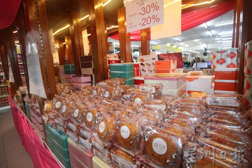 东:月饼不只讲求馅美创新,礼盒也讲究大方得体