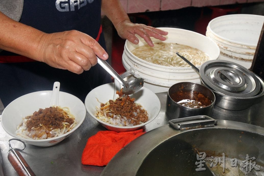 （预编20/9见报）大都会/吃货来啰/繁华都市大树底下的传统华人摊  Waley's Corner新鲜猪肉粉征服祖孙三代味蕾