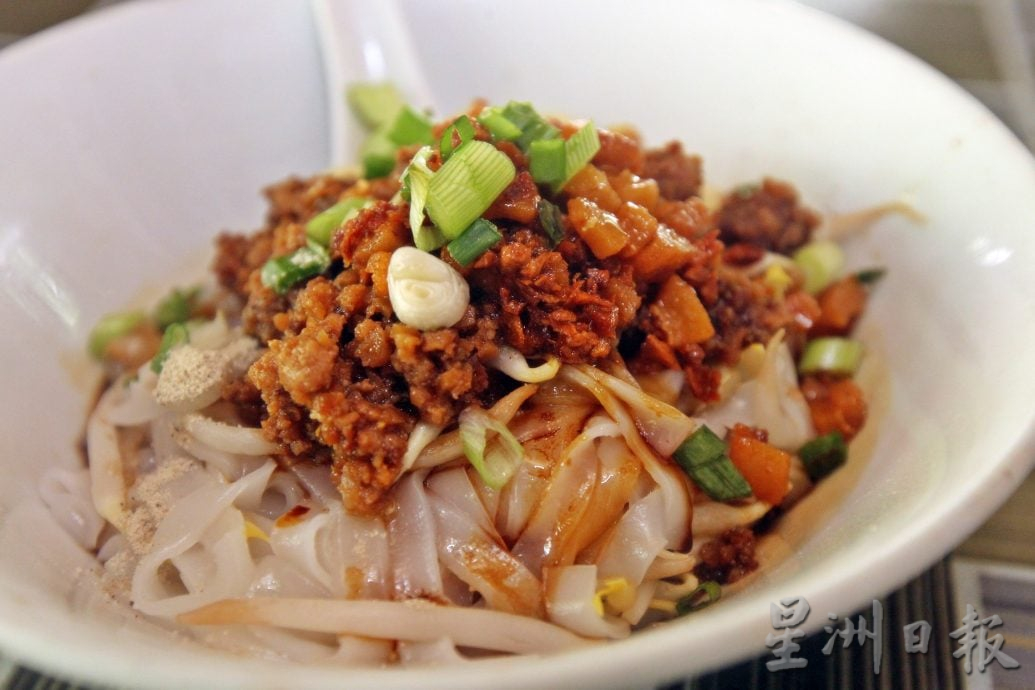 （预编20/9见报）大都会/吃货来啰/繁华都市大树底下的传统华人摊  Waley's Corner新鲜猪肉粉征服祖孙三代味蕾