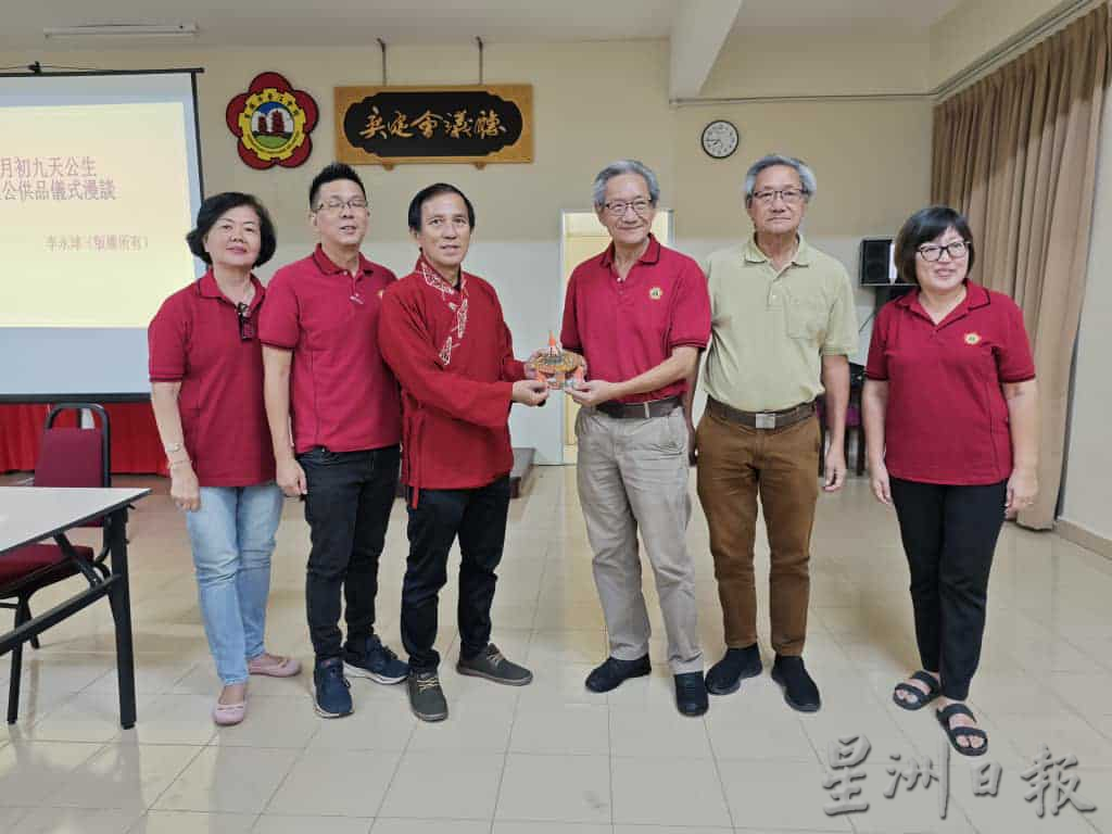 东:民俗研究者李永球指出,拜天公习俗主要由福建闽南人带入马来西亚,经过时间长久的发展,各籍贯及友族习俗交融混合,是必然的发展规律。