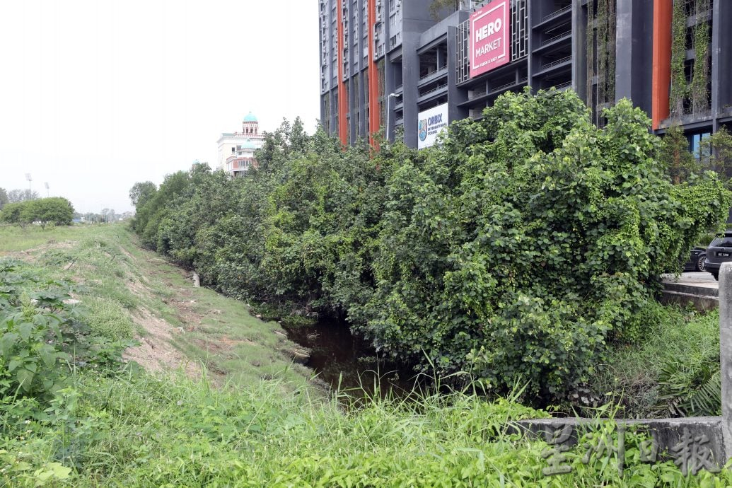 大都会/进出路口路况欠佳,发展商受指示一周内改善!