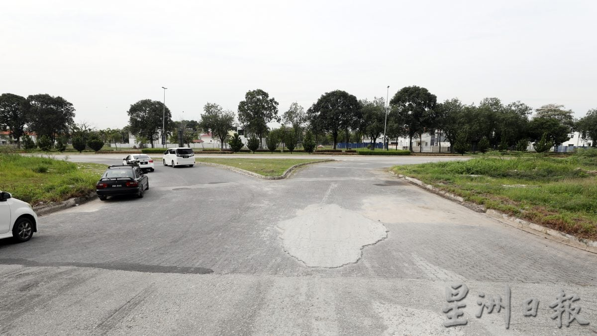 大都会/进出路口路况欠佳,发展商受指示一周内改善!