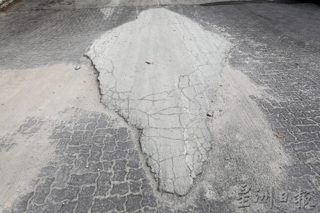 大都会/进出路口路况欠佳,发展商受指示一周内改善!