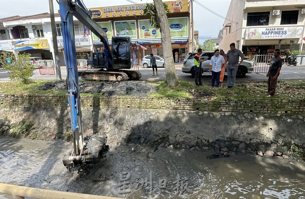 (古城第二版主文)默迪卡大路防洪沟展开清淤工程·预计两三周完成