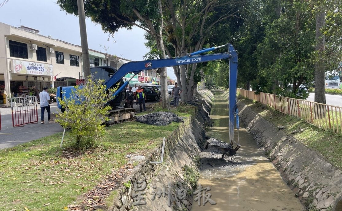 (古城第二版主文)默迪卡大路防洪沟展开清淤工程·预计两三周完成