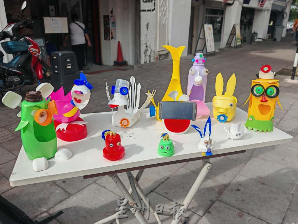 手作坊传授塑料环保品 灌输民众环保意识