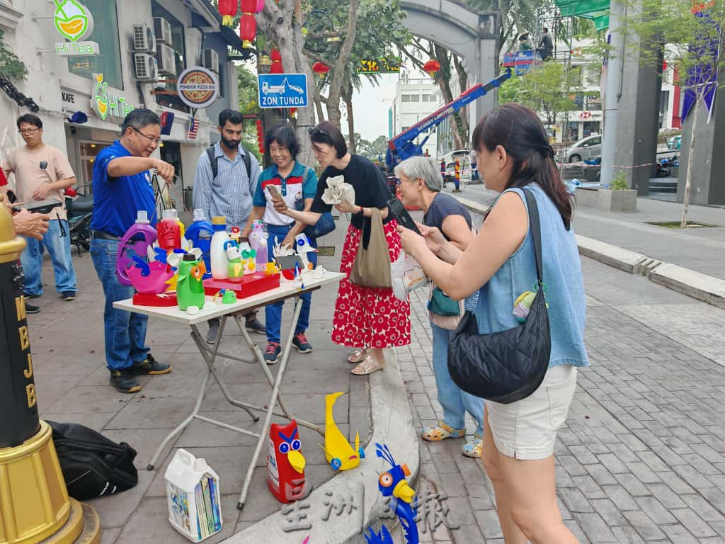 手作坊传授塑料环保品 灌输民众环保意识