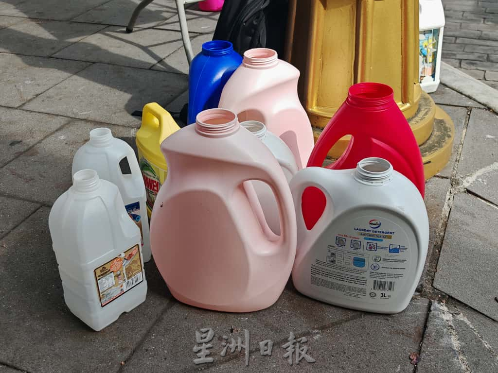 手作坊传授塑料环保品 灌输民众环保意识