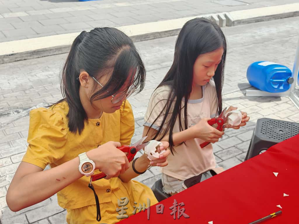 手作坊传授塑料环保品 灌输民众环保意识