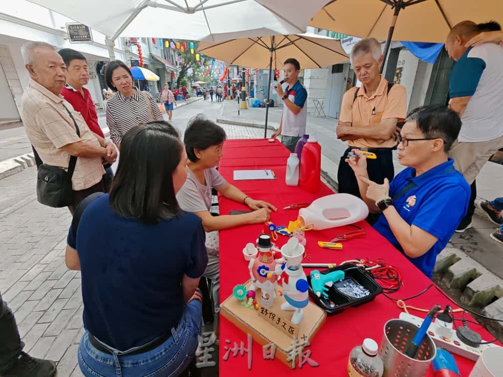 手作坊传授塑料环保品 灌输民众环保意识