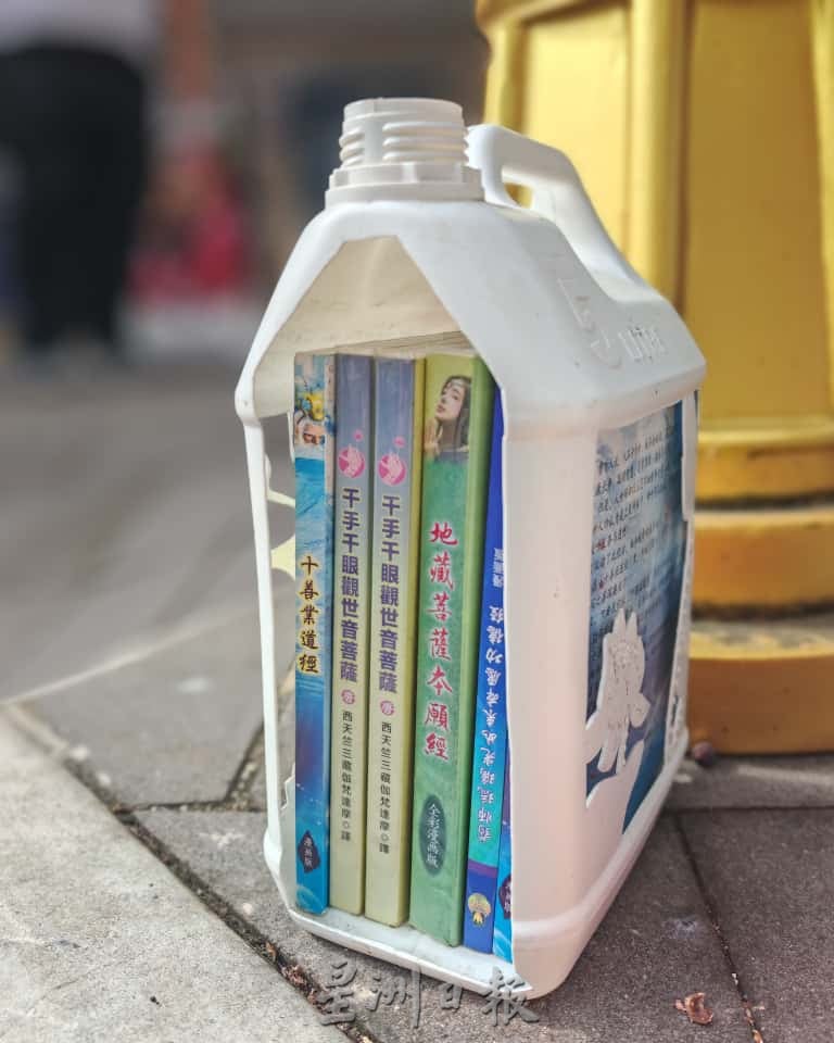 手作坊传授塑料环保品 灌输民众环保意识