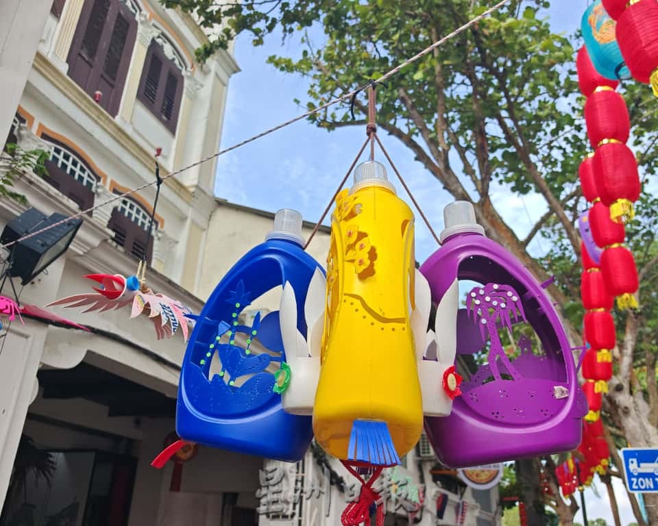 手作坊传授塑料环保品 灌输民众环保意识