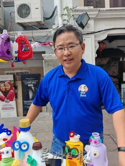 手作坊传授塑料环保品 灌输民众环保意识