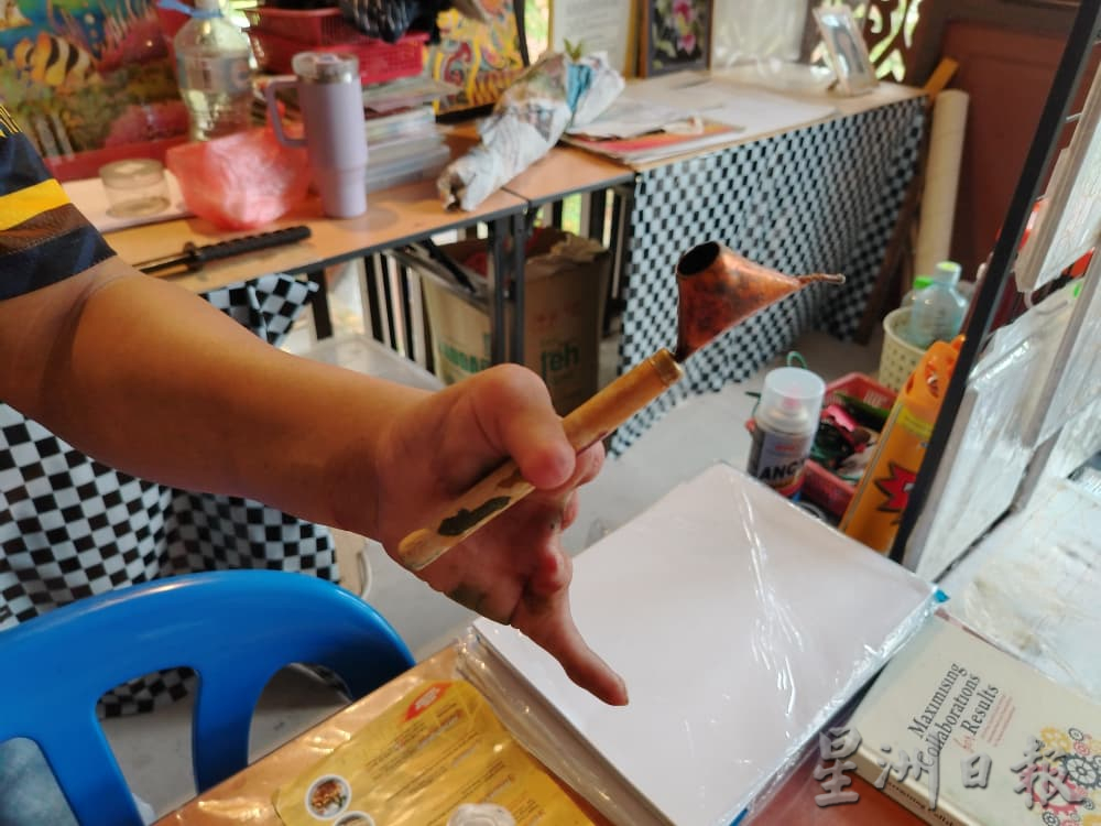 全国版/暖势力／国际赛中赢得殊荣 画家身残志坚挥洒蜡染