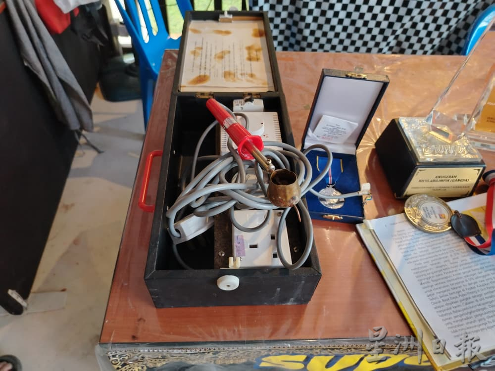 全国版/暖势力／国际赛中赢得殊荣 画家身残志坚挥洒蜡染