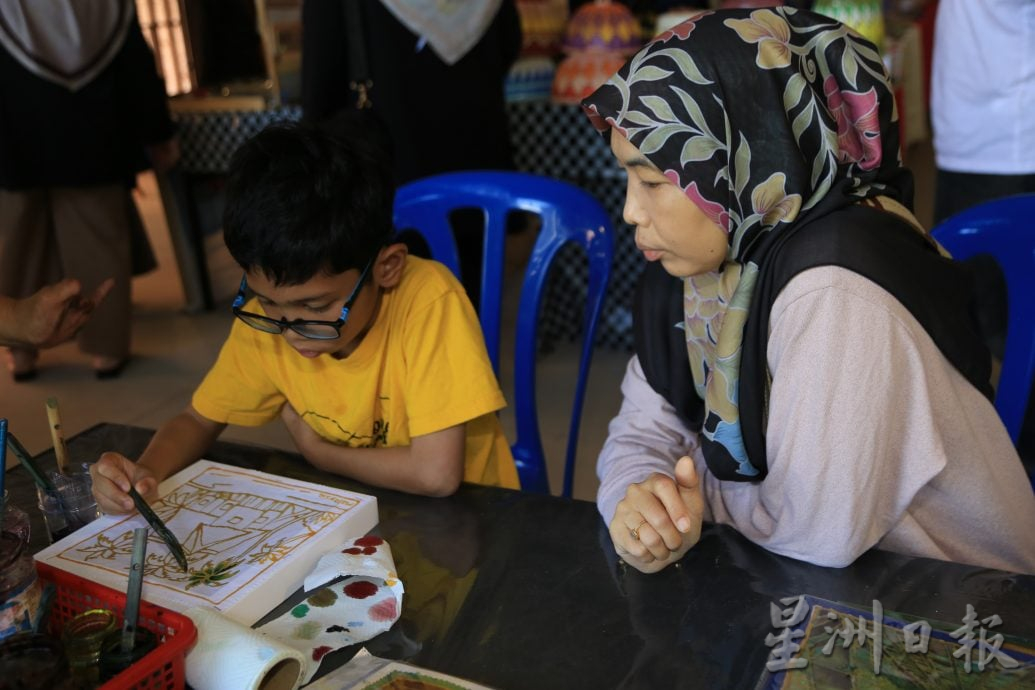 全国版/暖势力／国际赛中赢得殊荣 画家身残志坚挥洒蜡染