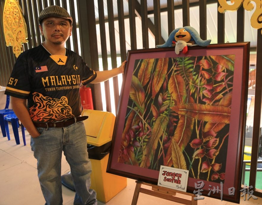 全国版/暖势力／国际赛中赢得殊荣 画家身残志坚挥洒蜡染