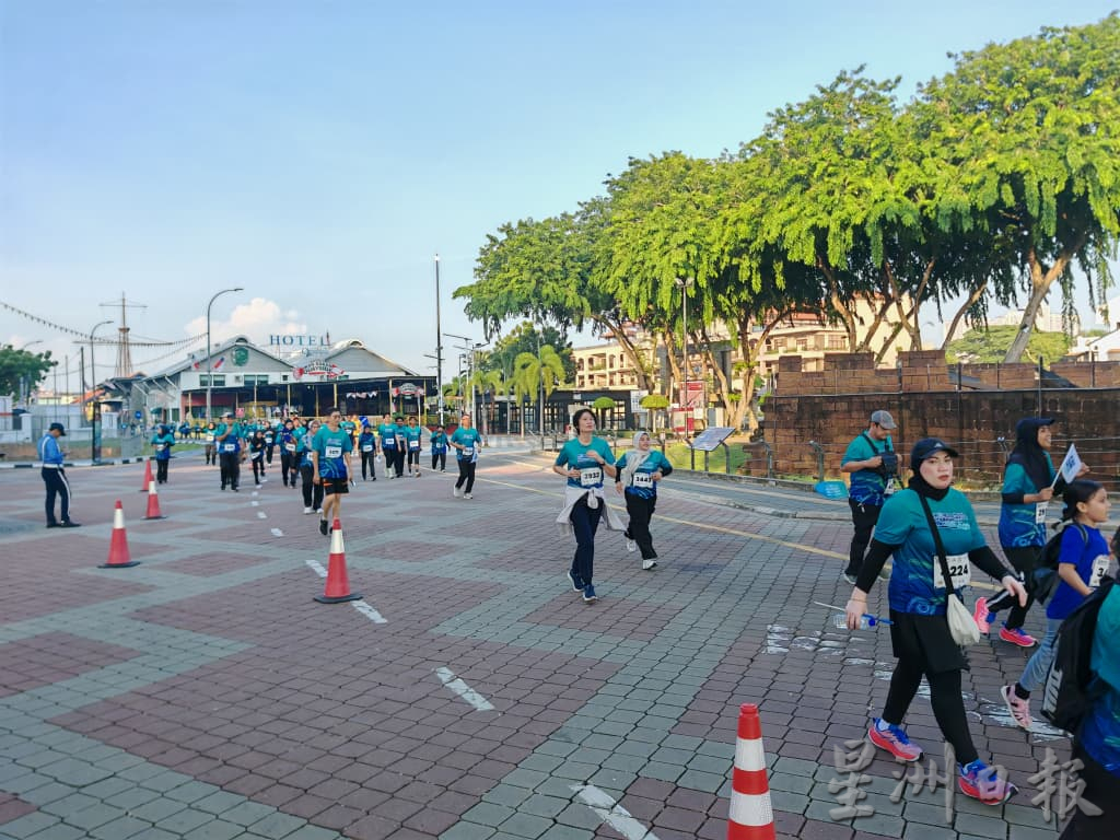 （古城版）5000人参与马六甲世遗欢乐跑，舞龙舞狮热闹欢迎
