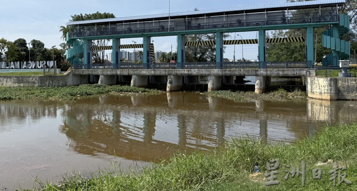 （古城第三版主文）水闸口堆出10尺高浮萍垃圾山·如火如荼清理预防水灾